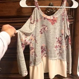 Three-quarter length sleeve floral blouse.
